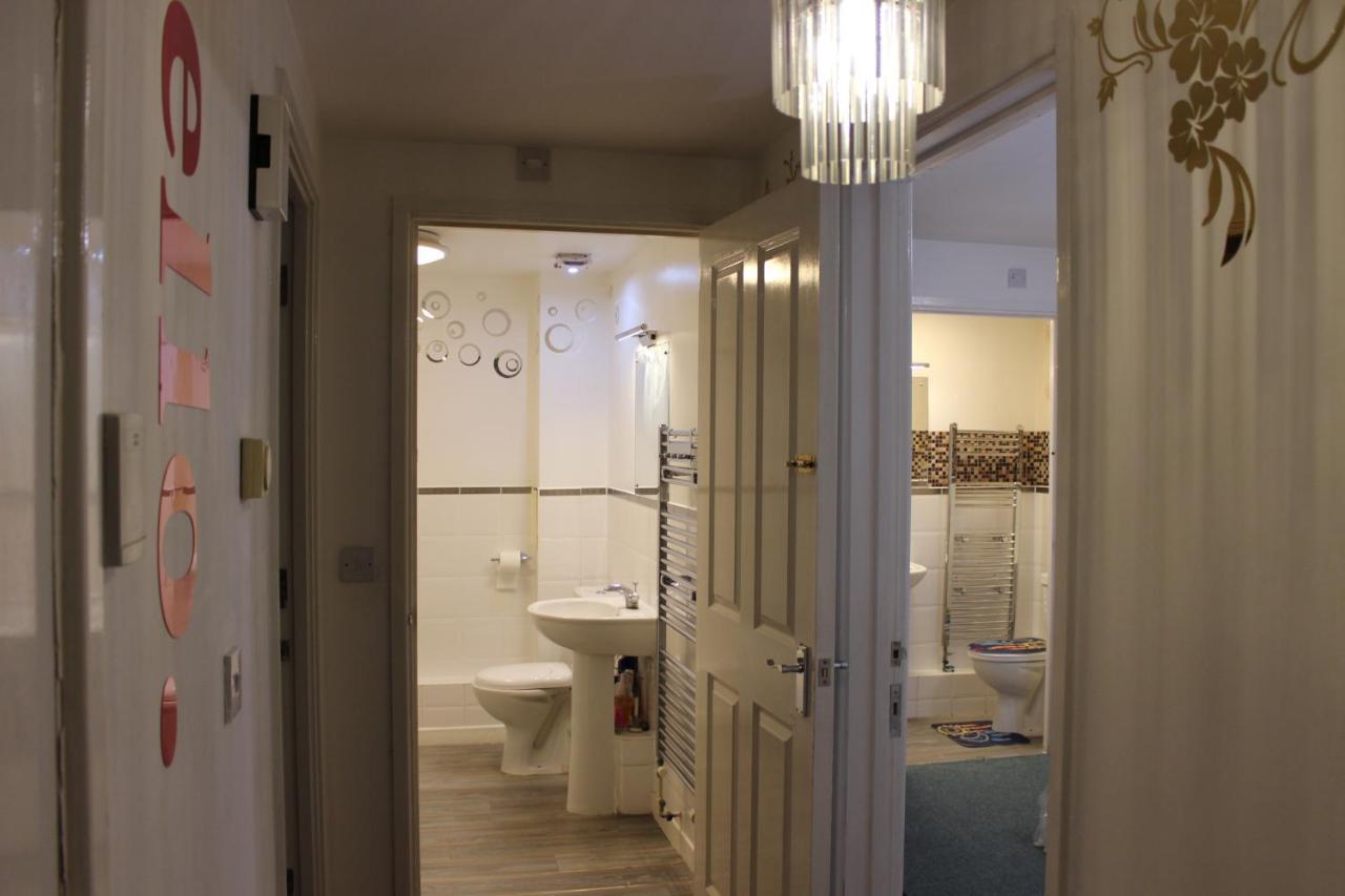 London 2 Bed 2 Bath Apartment Holiday Home - Free Parking - 3Min Walk To The Train Station - 19Min To London Liverpool Street 5Min To Victoria Line 1Gb Broadband Super Fast Internet Ground Floor 100S Of Shops Restaurants Bakeries 24-Hour Asda Superst Eksteriør bilde