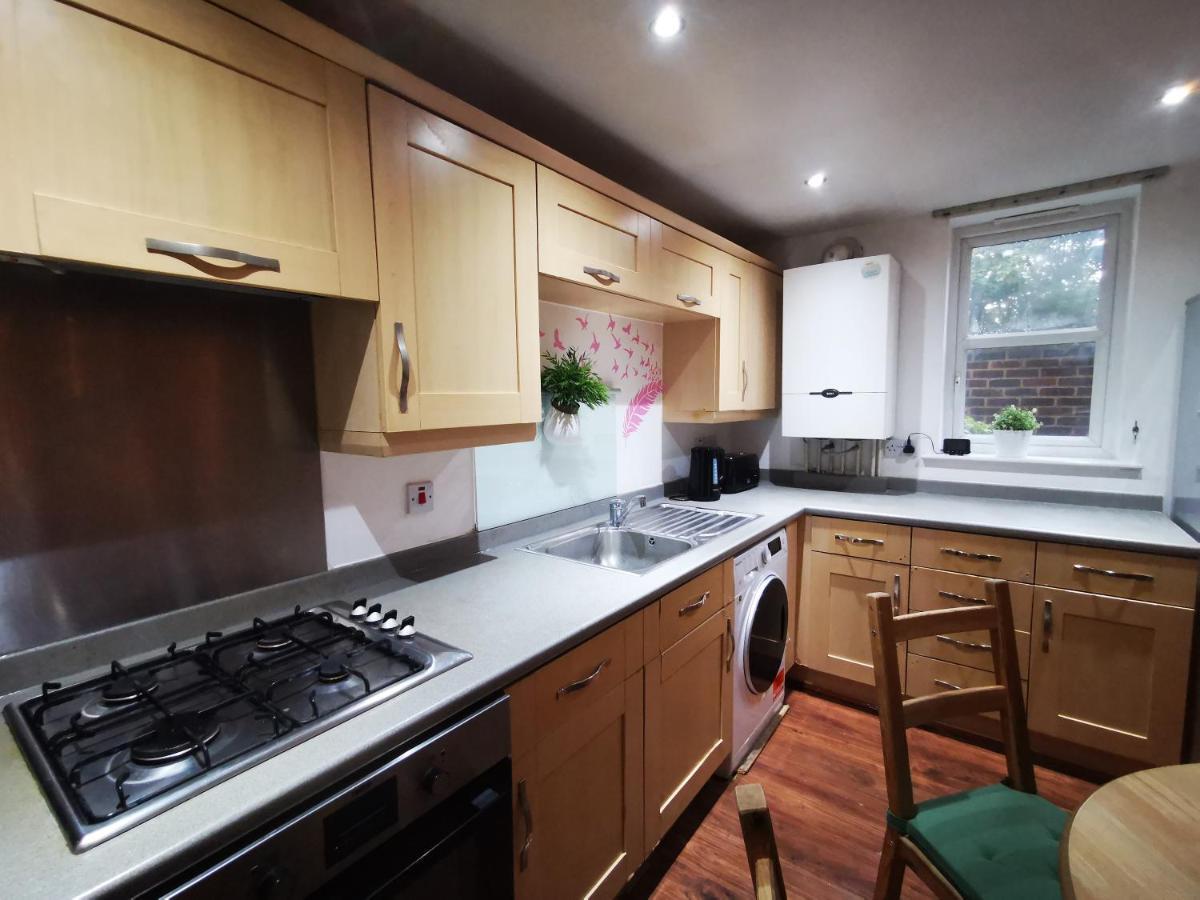 London 2 Bed 2 Bath Apartment Holiday Home - Free Parking - 3Min Walk To The Train Station - 19Min To London Liverpool Street 5Min To Victoria Line 1Gb Broadband Super Fast Internet Ground Floor 100S Of Shops Restaurants Bakeries 24-Hour Asda Superst Eksteriør bilde