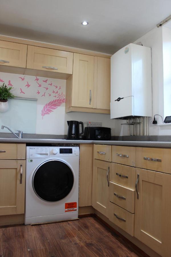 London 2 Bed 2 Bath Apartment Holiday Home - Free Parking - 3Min Walk To The Train Station - 19Min To London Liverpool Street 5Min To Victoria Line 1Gb Broadband Super Fast Internet Ground Floor 100S Of Shops Restaurants Bakeries 24-Hour Asda Superst Eksteriør bilde