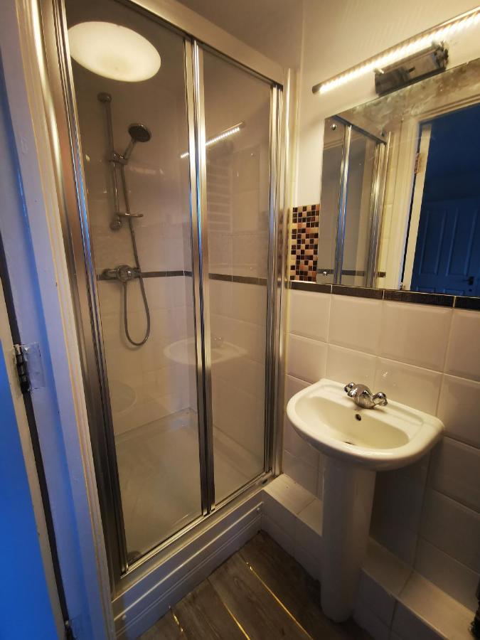 London 2 Bed 2 Bath Apartment Holiday Home - Free Parking - 3Min Walk To The Train Station - 19Min To London Liverpool Street 5Min To Victoria Line 1Gb Broadband Super Fast Internet Ground Floor 100S Of Shops Restaurants Bakeries 24-Hour Asda Superst Eksteriør bilde