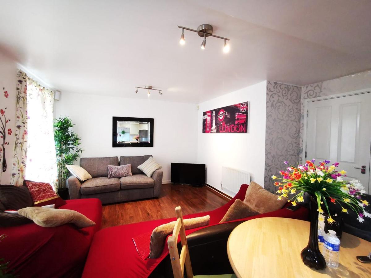 London 2 Bed 2 Bath Apartment Holiday Home - Free Parking - 3Min Walk To The Train Station - 19Min To London Liverpool Street 5Min To Victoria Line 1Gb Broadband Super Fast Internet Ground Floor 100S Of Shops Restaurants Bakeries 24-Hour Asda Superst Eksteriør bilde
