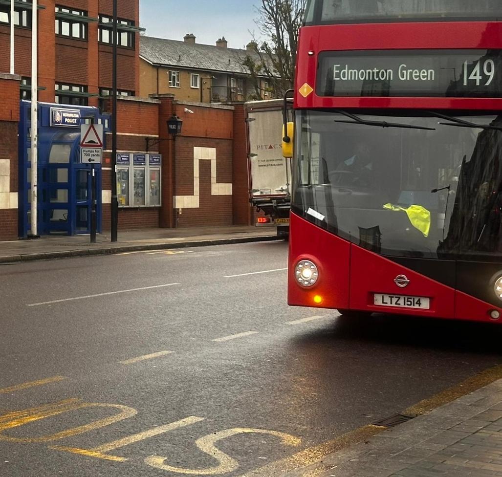 London 2 Bed 2 Bath Apartment Holiday Home - Free Parking - 3Min Walk To The Train Station - 19Min To London Liverpool Street 5Min To Victoria Line 1Gb Broadband Super Fast Internet Ground Floor 100S Of Shops Restaurants Bakeries 24-Hour Asda Superst Eksteriør bilde
