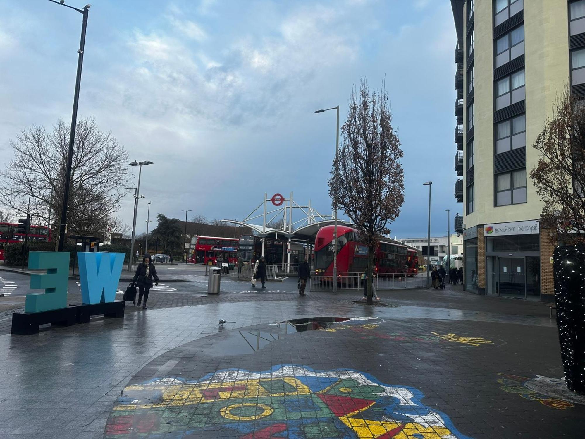 London 2 Bed 2 Bath Apartment Holiday Home - Free Parking - 3Min Walk To The Train Station - 19Min To London Liverpool Street 5Min To Victoria Line 1Gb Broadband Super Fast Internet Ground Floor 100S Of Shops Restaurants Bakeries 24-Hour Asda Superst Eksteriør bilde