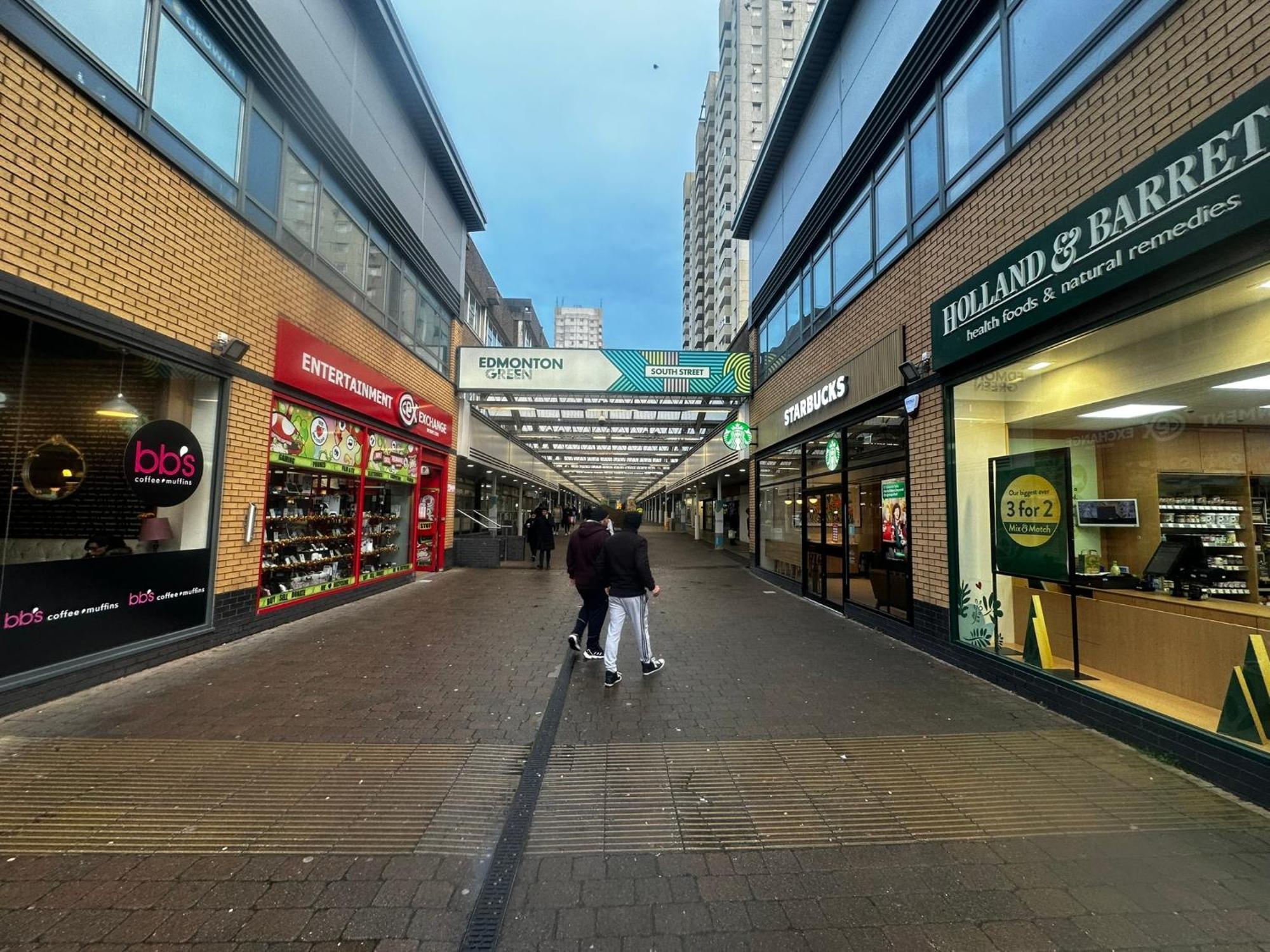 London 2 Bed 2 Bath Apartment Holiday Home - Free Parking - 3Min Walk To The Train Station - 19Min To London Liverpool Street 5Min To Victoria Line 1Gb Broadband Super Fast Internet Ground Floor 100S Of Shops Restaurants Bakeries 24-Hour Asda Superst Eksteriør bilde