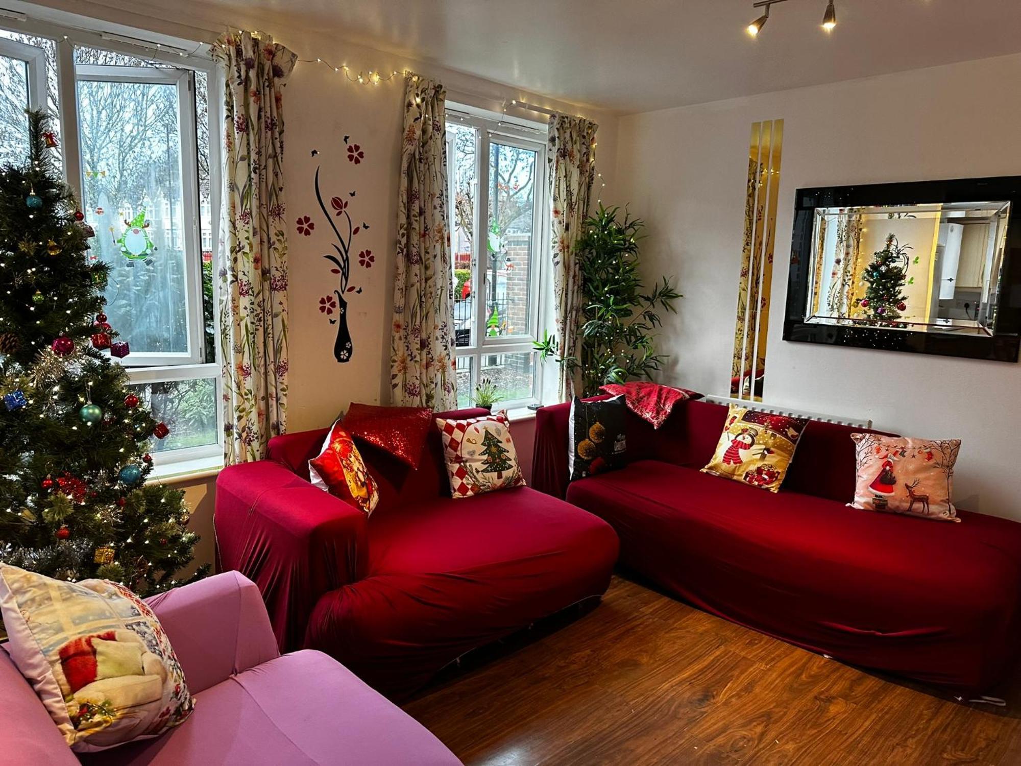 London 2 Bed 2 Bath Apartment Holiday Home - Free Parking - 3Min Walk To The Train Station - 19Min To London Liverpool Street 5Min To Victoria Line 1Gb Broadband Super Fast Internet Ground Floor 100S Of Shops Restaurants Bakeries 24-Hour Asda Superst Eksteriør bilde