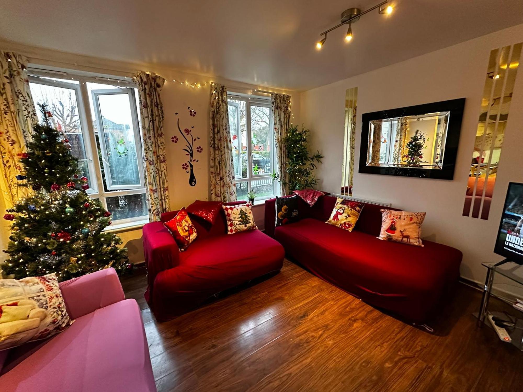 London 2 Bed 2 Bath Apartment Holiday Home - Free Parking - 3Min Walk To The Train Station - 19Min To London Liverpool Street 5Min To Victoria Line 1Gb Broadband Super Fast Internet Ground Floor 100S Of Shops Restaurants Bakeries 24-Hour Asda Superst Eksteriør bilde