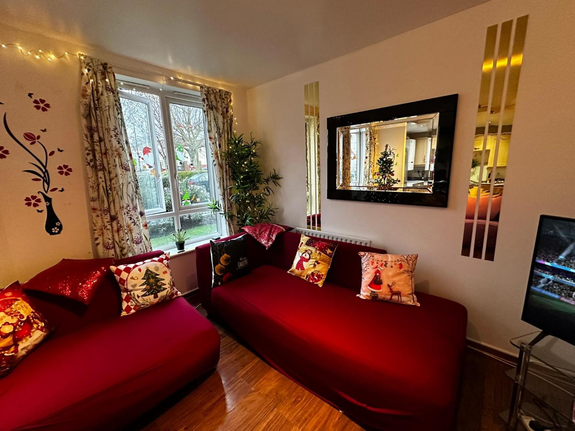 London 2 Bed 2 Bath Apartment Holiday Home - Free Parking - 3Min Walk To The Train Station - 19Min To London Liverpool Street 5Min To Victoria Line 1Gb Broadband Super Fast Internet Ground Floor 100S Of Shops Restaurants Bakeries 24-Hour Asda Superst Eksteriør bilde