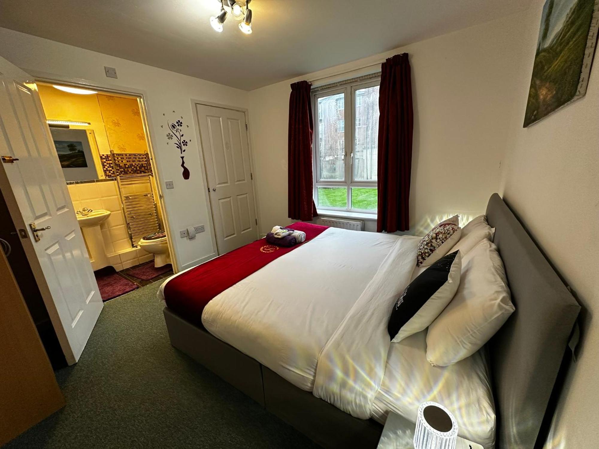 London 2 Bed 2 Bath Apartment Holiday Home - Free Parking - 3Min Walk To The Train Station - 19Min To London Liverpool Street 5Min To Victoria Line 1Gb Broadband Super Fast Internet Ground Floor 100S Of Shops Restaurants Bakeries 24-Hour Asda Superst Eksteriør bilde