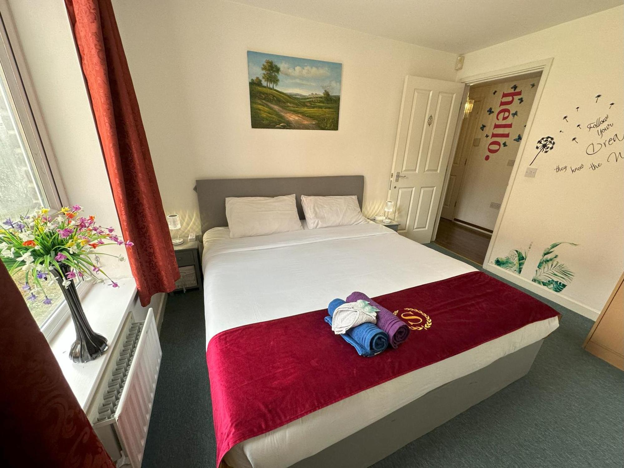 London 2 Bed 2 Bath Apartment Holiday Home - Free Parking - 3Min Walk To The Train Station - 19Min To London Liverpool Street 5Min To Victoria Line 1Gb Broadband Super Fast Internet Ground Floor 100S Of Shops Restaurants Bakeries 24-Hour Asda Superst Eksteriør bilde