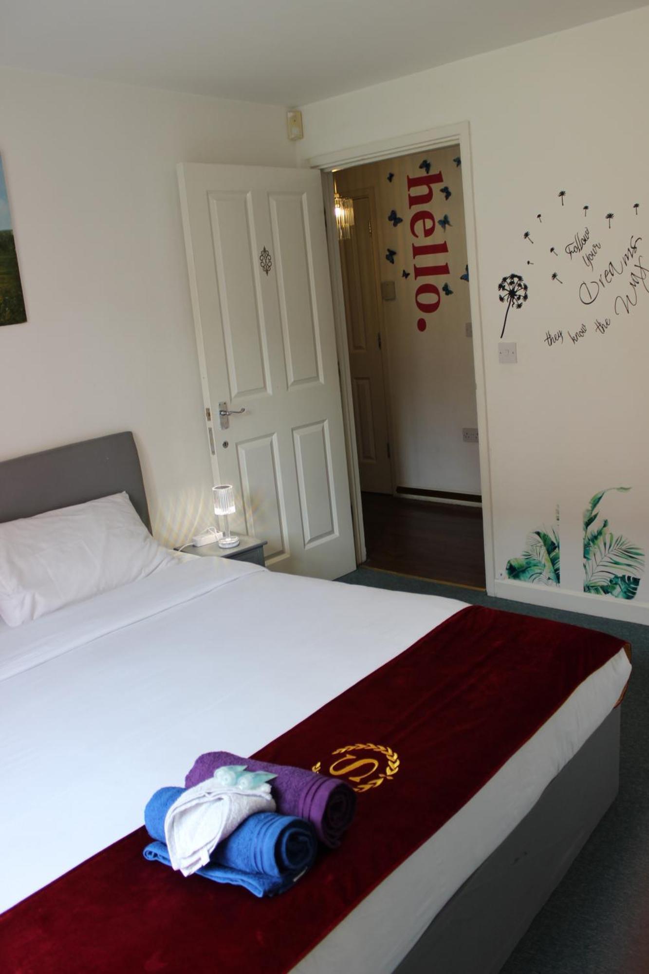 London 2 Bed 2 Bath Apartment Holiday Home - Free Parking - 3Min Walk To The Train Station - 19Min To London Liverpool Street 5Min To Victoria Line 1Gb Broadband Super Fast Internet Ground Floor 100S Of Shops Restaurants Bakeries 24-Hour Asda Superst Eksteriør bilde