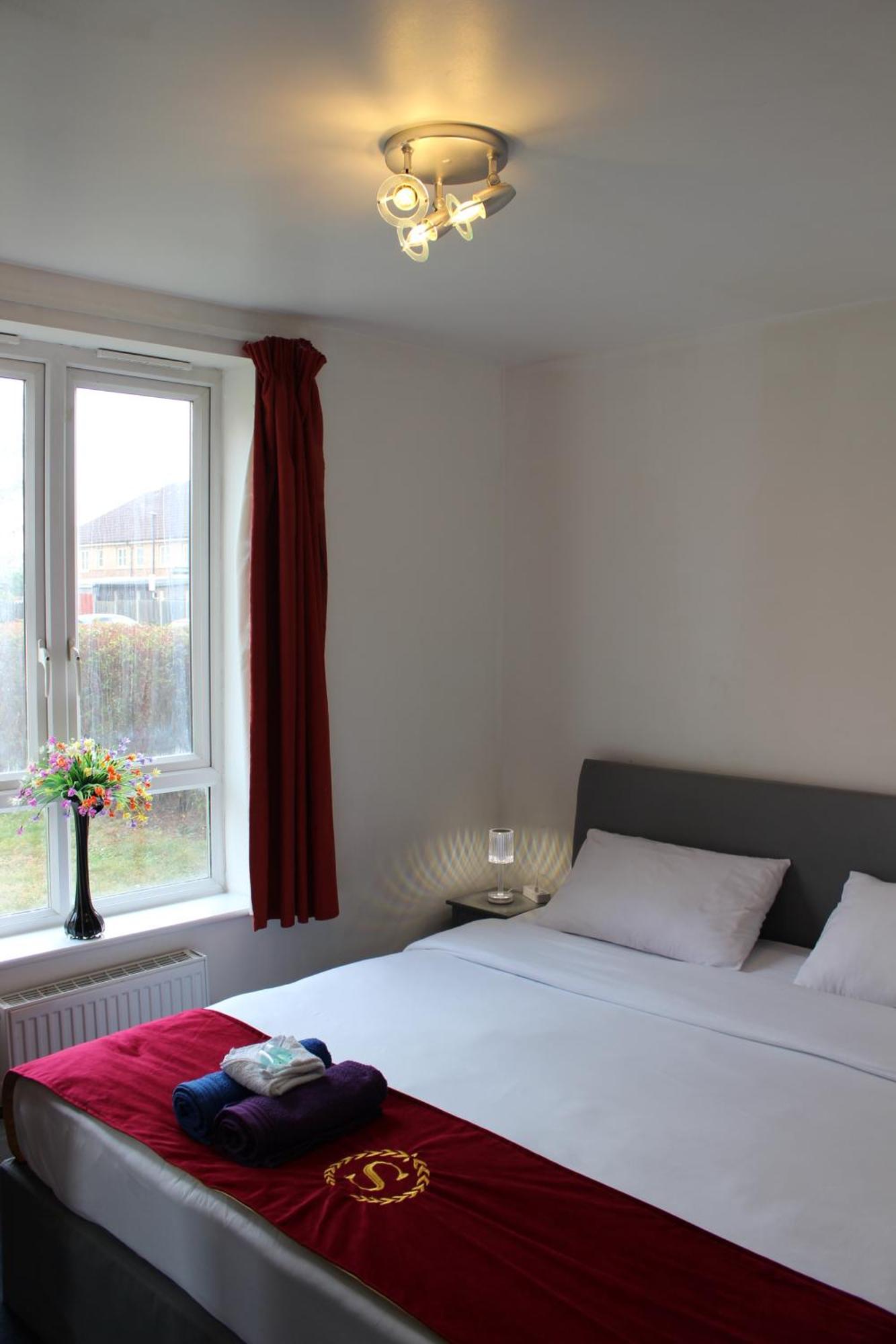 London 2 Bed 2 Bath Apartment Holiday Home - Free Parking - 3Min Walk To The Train Station - 19Min To London Liverpool Street 5Min To Victoria Line 1Gb Broadband Super Fast Internet Ground Floor 100S Of Shops Restaurants Bakeries 24-Hour Asda Superst Eksteriør bilde
