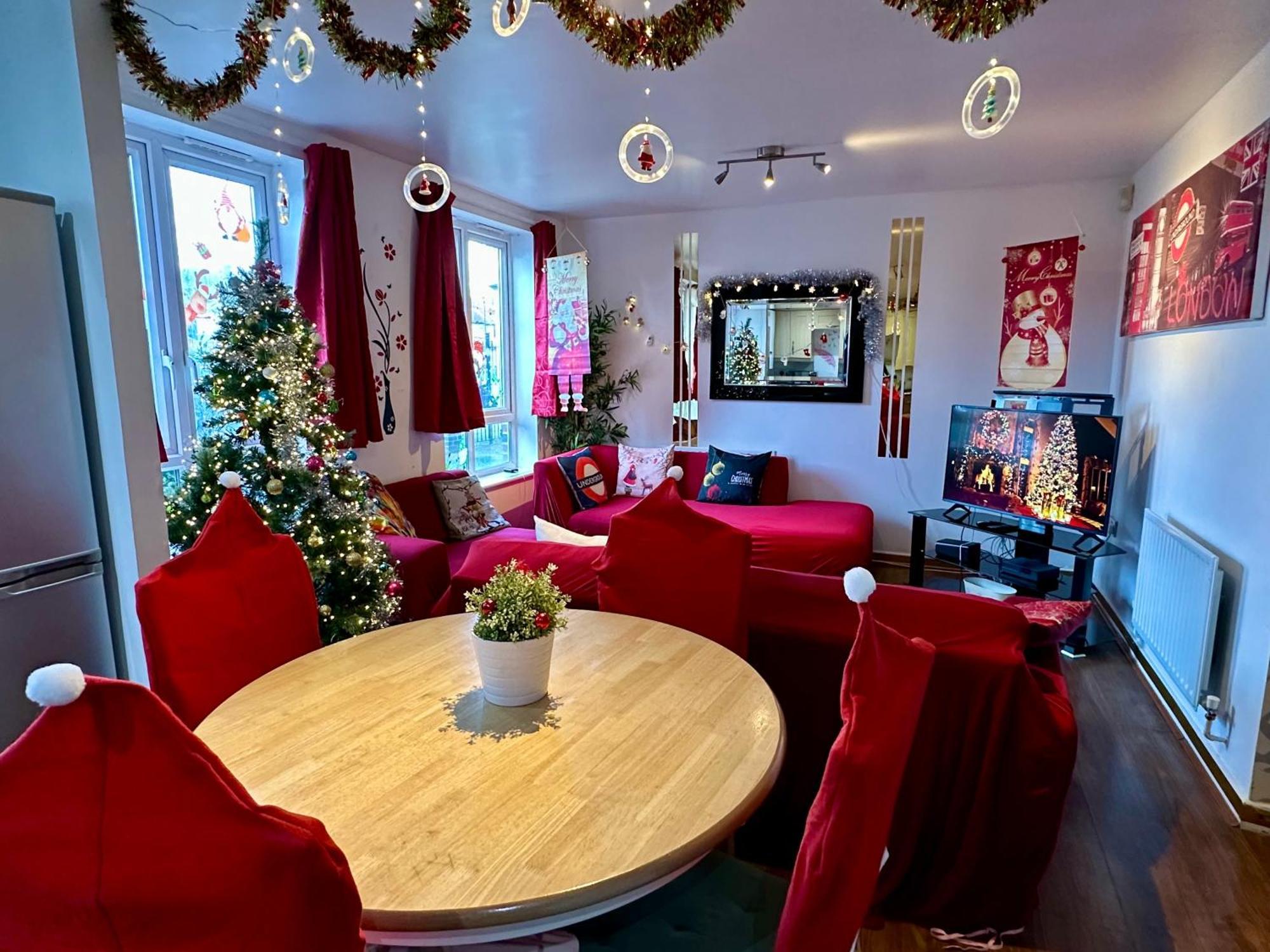 London 2 Bed 2 Bath Apartment Holiday Home - Free Parking - 3Min Walk To The Train Station - 19Min To London Liverpool Street 5Min To Victoria Line 1Gb Broadband Super Fast Internet Ground Floor 100S Of Shops Restaurants Bakeries 24-Hour Asda Superst Eksteriør bilde