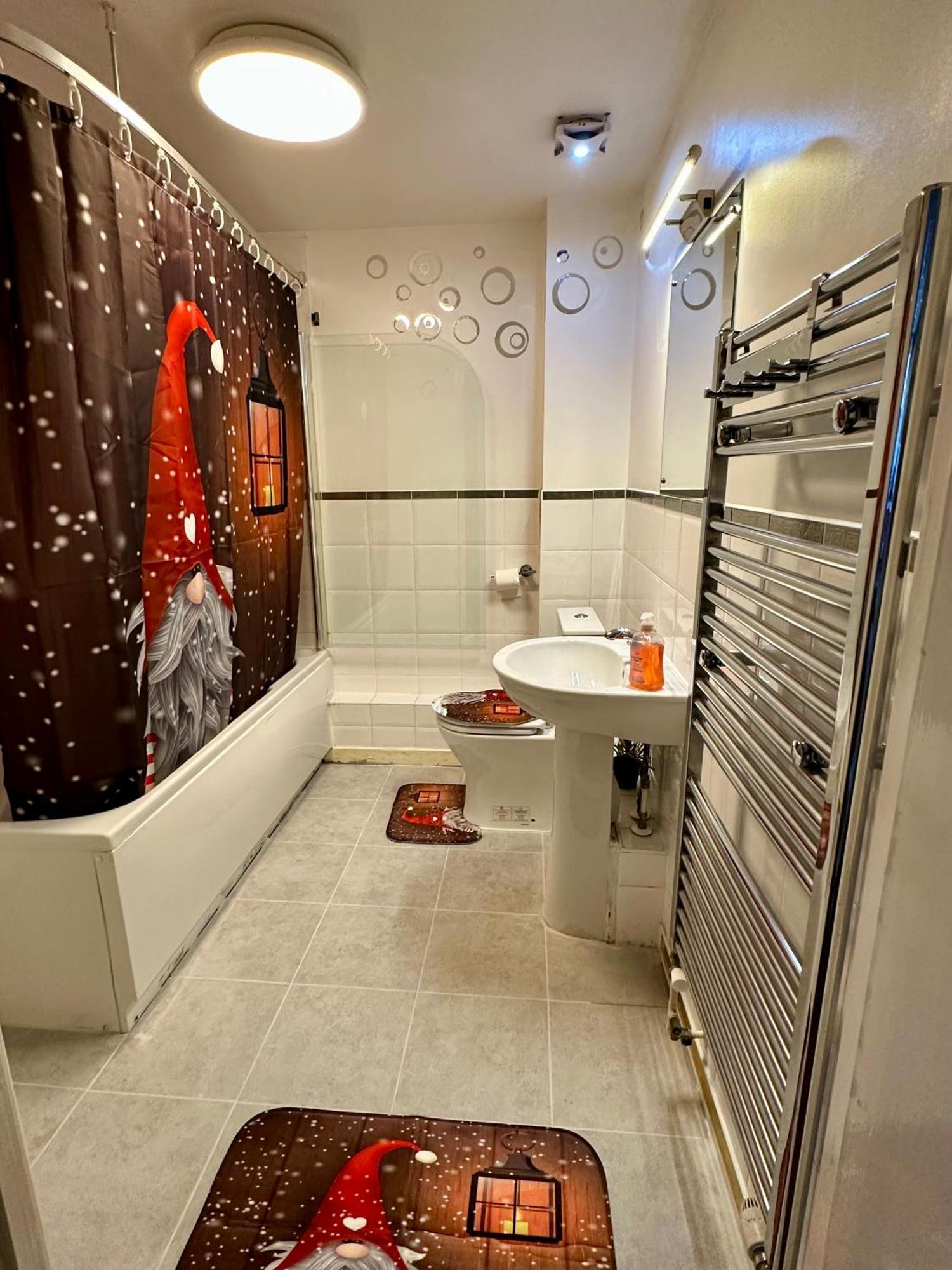 London 2 Bed 2 Bath Apartment Holiday Home - Free Parking - 3Min Walk To The Train Station - 19Min To London Liverpool Street 5Min To Victoria Line 1Gb Broadband Super Fast Internet Ground Floor 100S Of Shops Restaurants Bakeries 24-Hour Asda Superst Eksteriør bilde