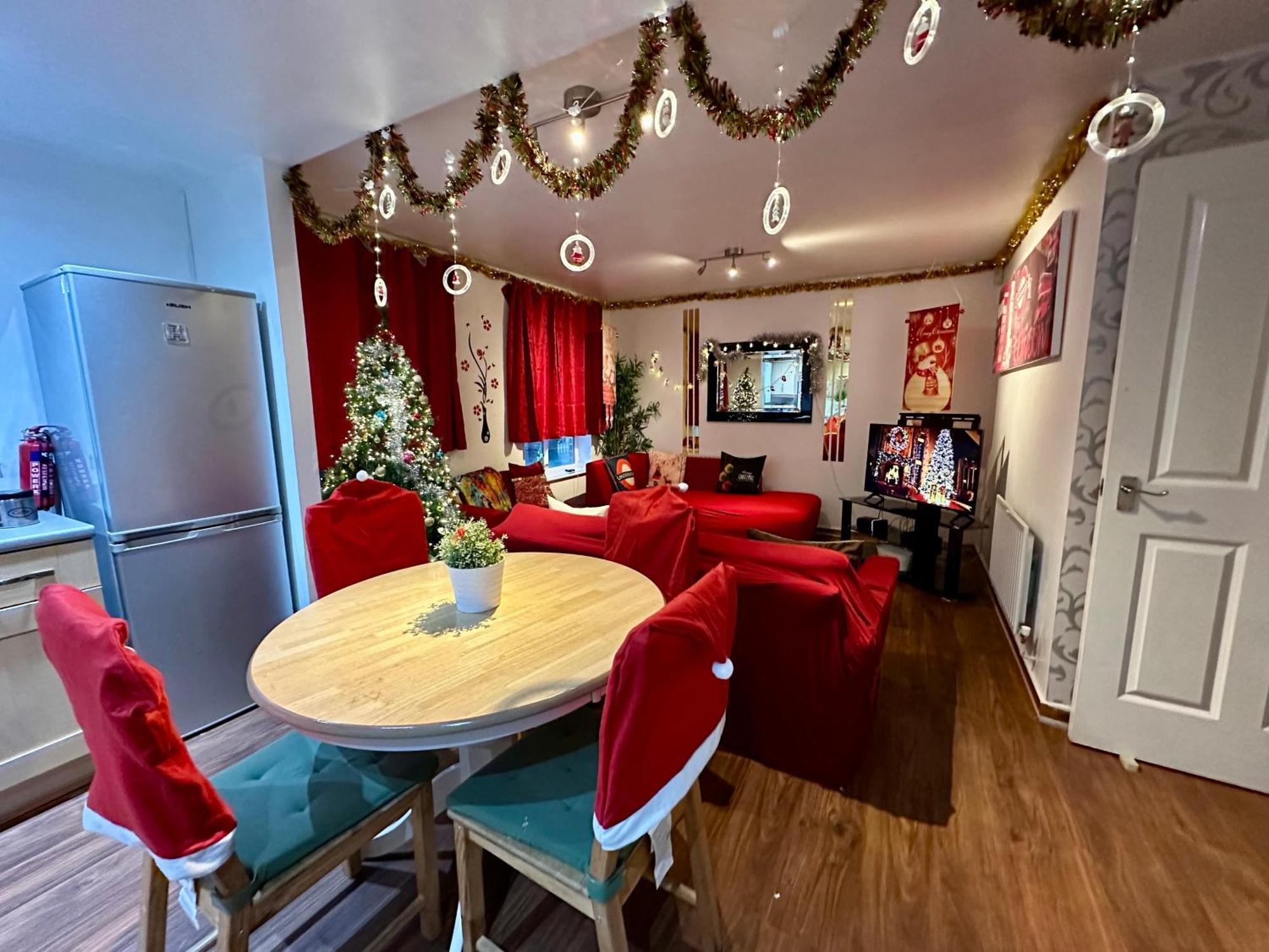 London 2 Bed 2 Bath Apartment Holiday Home - Free Parking - 3Min Walk To The Train Station - 19Min To London Liverpool Street 5Min To Victoria Line 1Gb Broadband Super Fast Internet Ground Floor 100S Of Shops Restaurants Bakeries 24-Hour Asda Superst Eksteriør bilde
