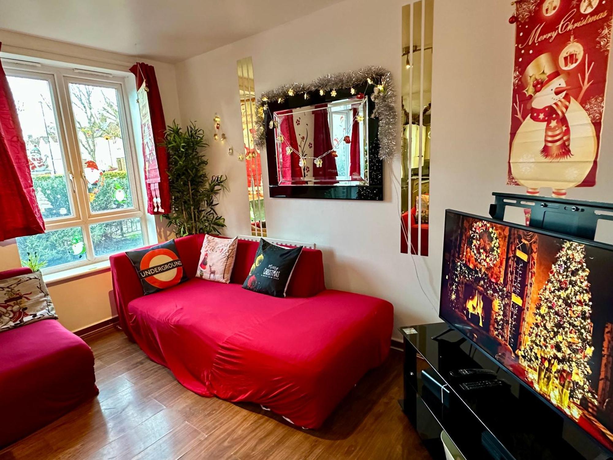 London 2 Bed 2 Bath Apartment Holiday Home - Free Parking - 3Min Walk To The Train Station - 19Min To London Liverpool Street 5Min To Victoria Line 1Gb Broadband Super Fast Internet Ground Floor 100S Of Shops Restaurants Bakeries 24-Hour Asda Superst Eksteriør bilde